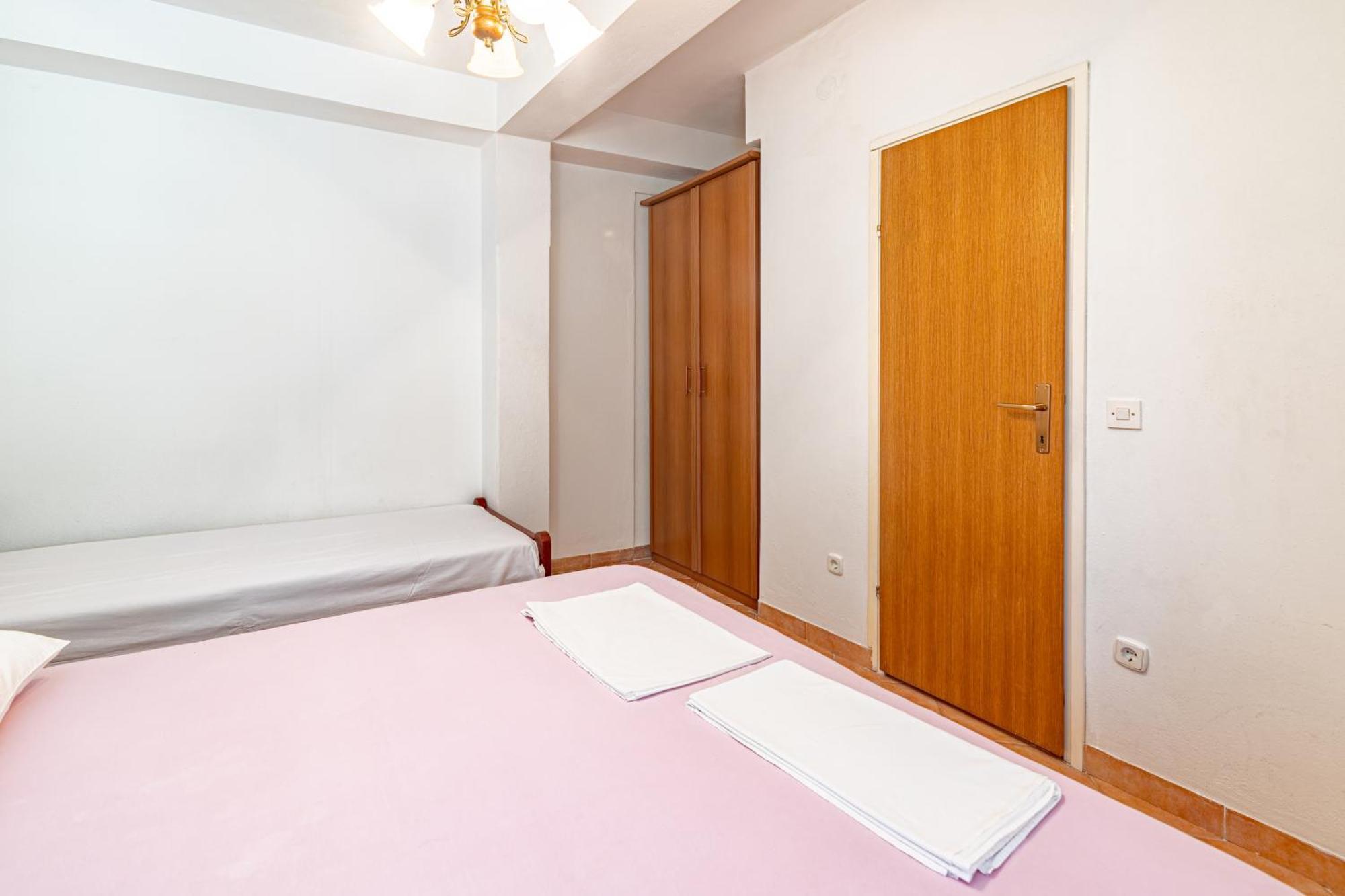 Apartments And Rooms With Parking Space Hvar - 15706 Hvar Town Room photo